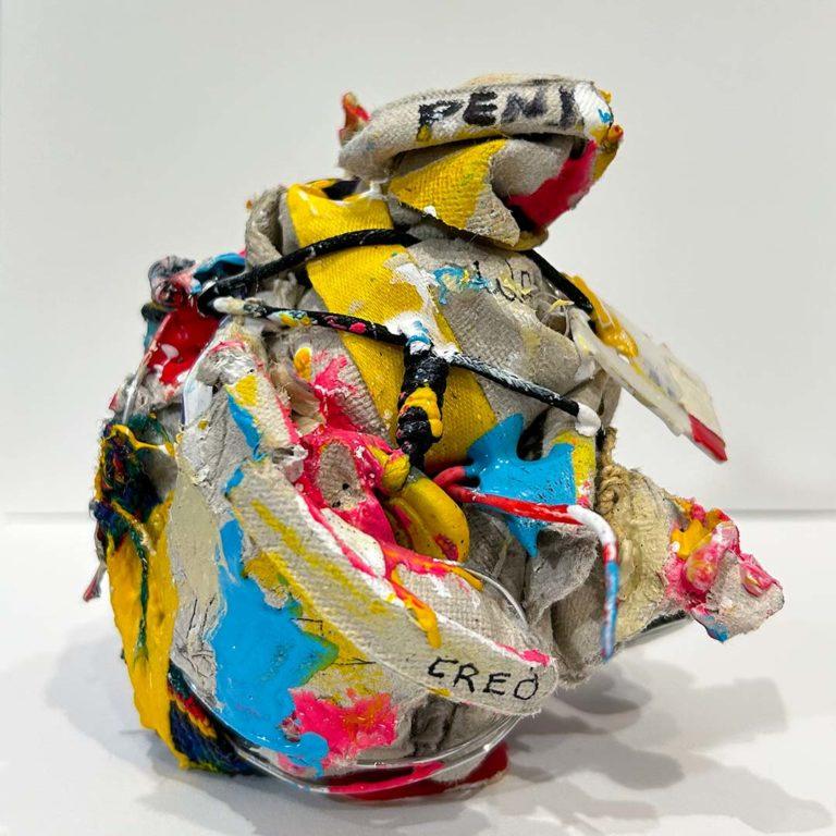 Dime por que te vas, sculpture made of recycled materials, 4"x5"x4", 2022. Edgar Moza